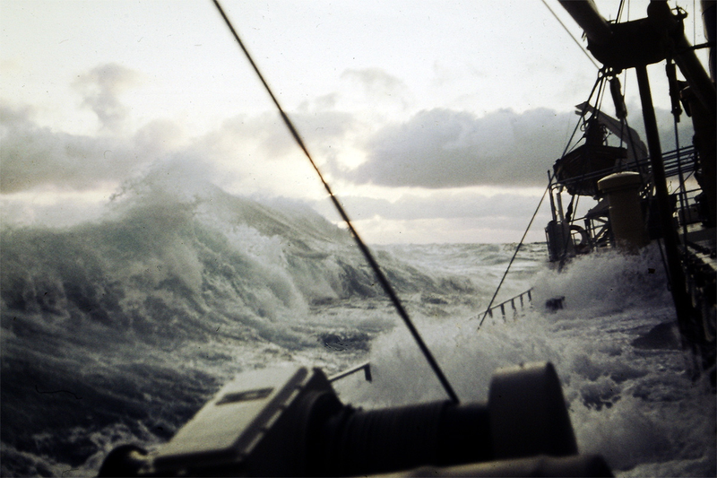 Illustration for article titled 18 terrifying photos of ships in trouble